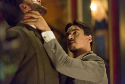 Dracula S1x01 Abraham van Helsing choked by Dracula