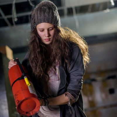 Van Helsing S1x01 Cynthia uses a fire extinguisher to dispatch Karen