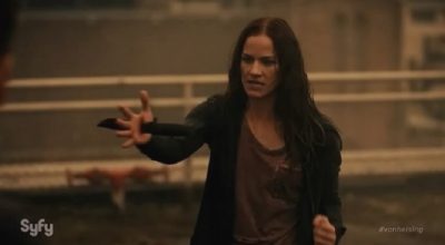 Van Helsing S1x01 Vanessa kills Ted with his own military knife buried in her hand