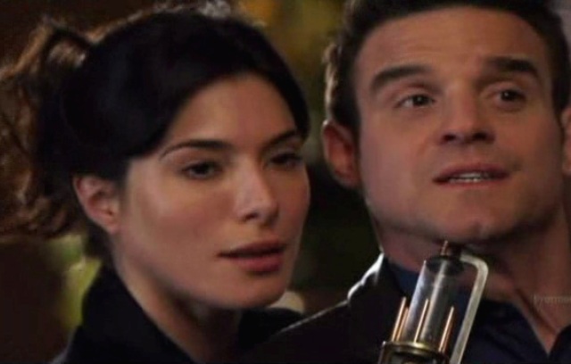 Warehouse 13 S2x01 - HG Wells Pete with gun at Petes throat