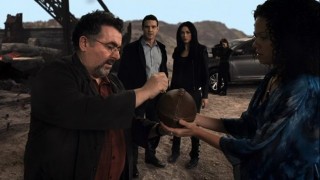 Warehouse 13 S4x01 - Artie opens the football
